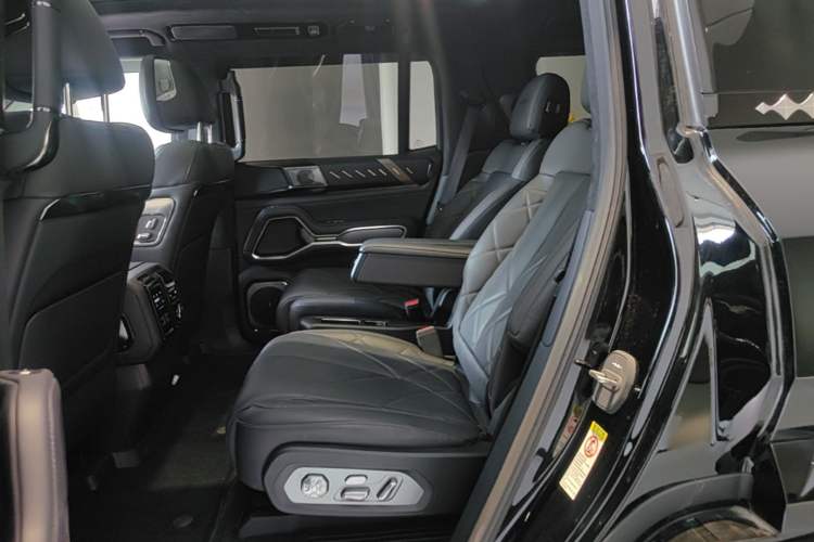 Used Formula Leopard 8 2025 Smart & Brave Flagship Edition 6 Seats Left Rear Seat