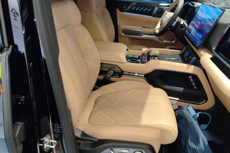 Used Formula Leopard 8 2025 Smart & Brave Flagship Edition 6 Seats Right Front Seat