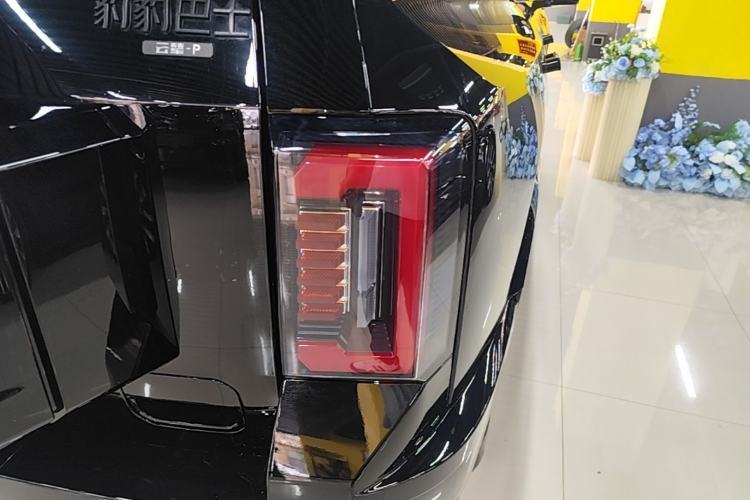 Used Formula Leopard 8 2025 Model Smart & Brave Flagship 5-Seater Right Rear Taillight