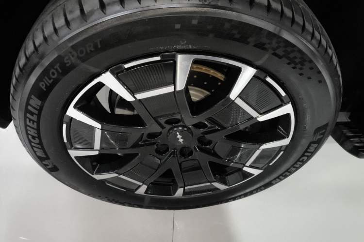 Used Formula Leopard 8 2025 Smart & Brave Flagship Edition 7 Seats Right Rear Wheel Hub