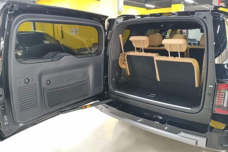 Used Formula Leopard 8 2025 Smart & Brave Flagship Edition 7 Seats Trunk