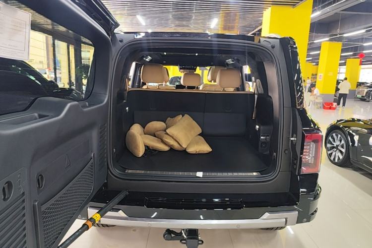 Used Formula Leopard 8 2025 Model Smart & Brave Flagship 5-Seater Trunk