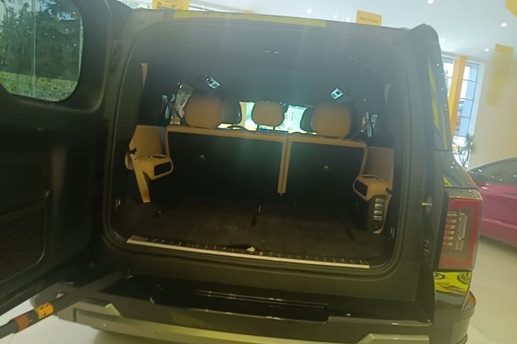 Used Formula Leopard 8 2025 Smart & Brave Flagship Edition 7 Seats Trunk