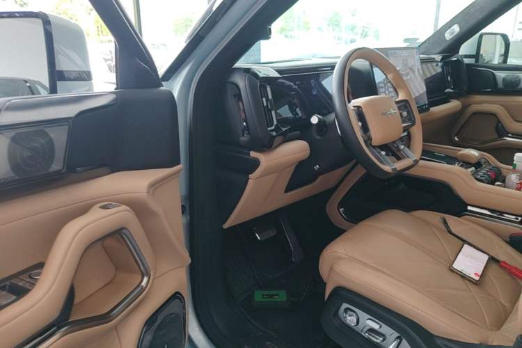 Used Formula Leopard 8 2025 Smart & Brave Flagship Edition 7 Seats Driver Seat