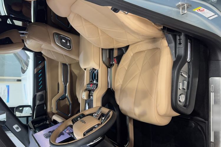Used Formula Leopard 8 2025 Smart & Brave Flagship Edition 7 Seats Interior 1