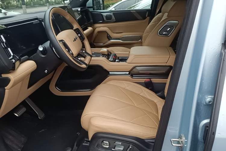 Used Formula Leopard 8 2025 Smart & Brave Flagship Edition 6 Seats Left Front Seat
