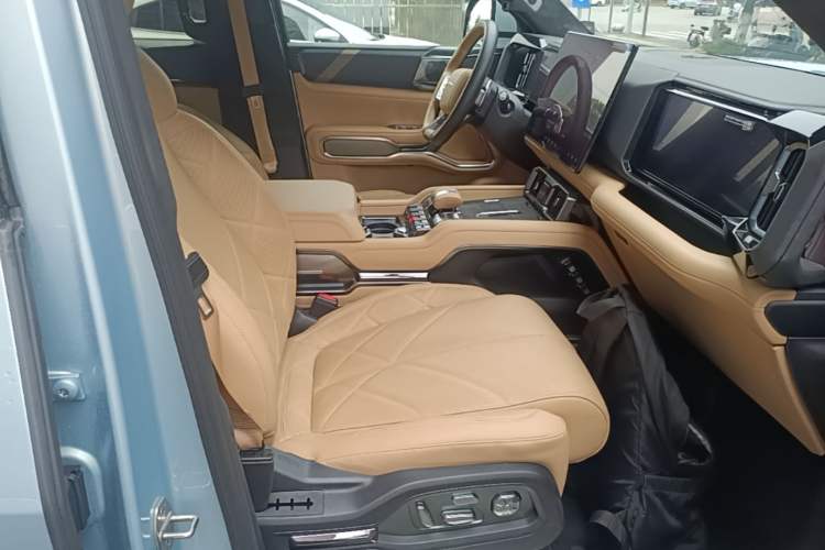 Used Formula Leopard 8 2025 Smart & Brave Flagship Edition 6 Seats Right Front Seat