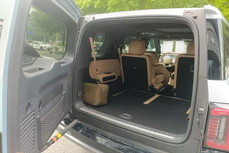 Used Formula Leopard 8 2025 Smart & Brave Flagship Edition 6 Seats Trunk