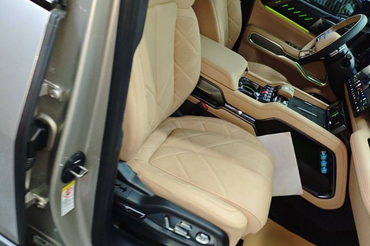 Used Formula Leopard 8 2025 Smart & Brave Flagship Edition 7 Seats Right Front Seat