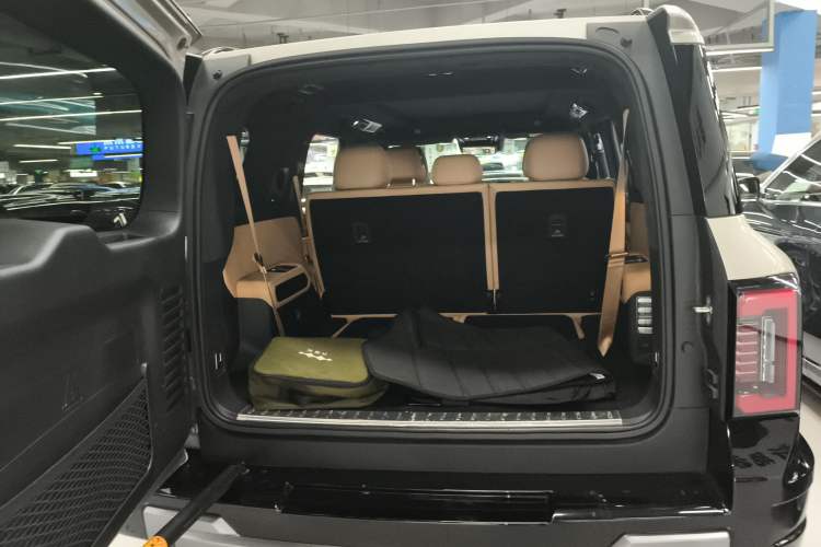 Used Formula Leopard 8 2025 Smart & Brave Flagship Edition 7 Seats Trunk