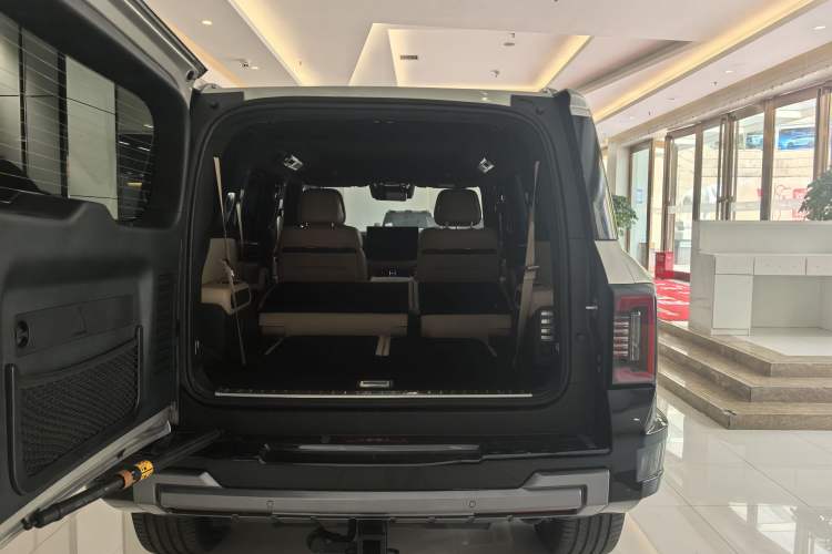 Used Formula Leopard 8 2025 Smart & Brave Flagship Edition 7 Seats Trunk