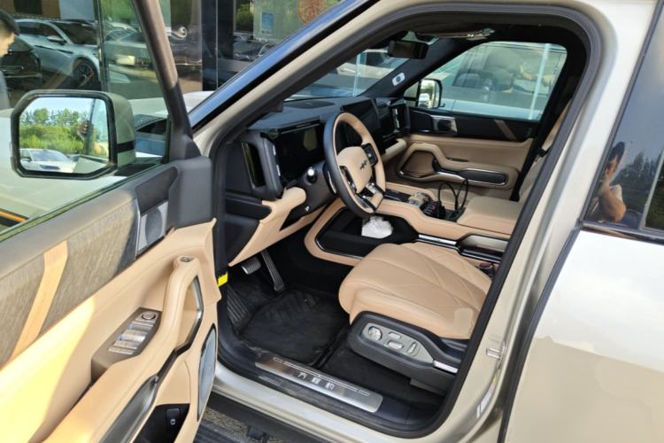 Used Formula Leopard 8 2025 Smart & Brave Flagship Edition 6 Seats Driver Seat