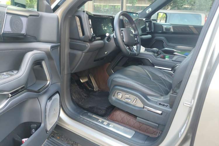 Used Formula Leopard 8 2025 Smart & Brave Flagship Edition 7 Seats Driver Seat