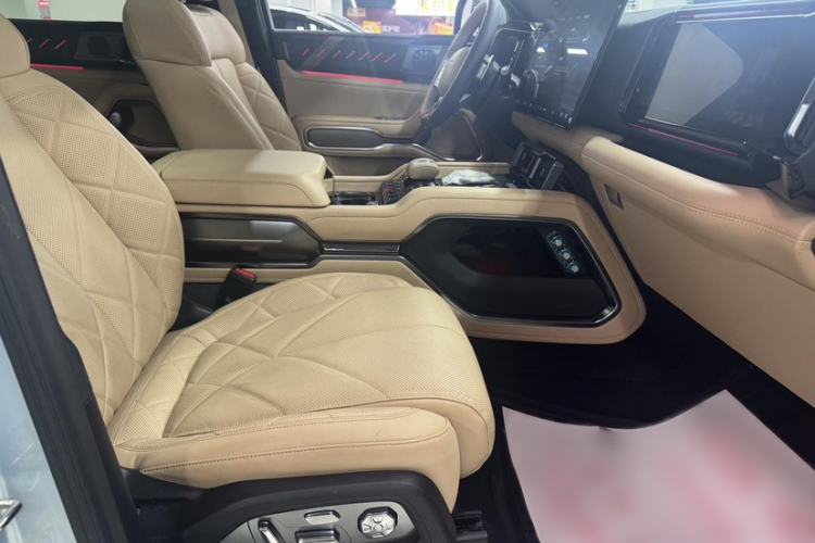 Used Formula Leopard 8 2025 Smart & Brave Flagship Edition 7 Seats Interior 2