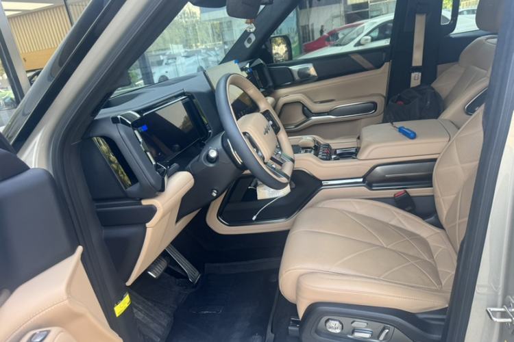 Used Formula Leopard 8 2025 Smart & Brave Flagship Edition 6 Seats Interior 2