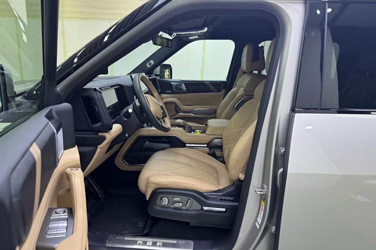 Used Formula Leopard 8 2025 Smart & Brave Flagship Edition 6 Seats Interior 4