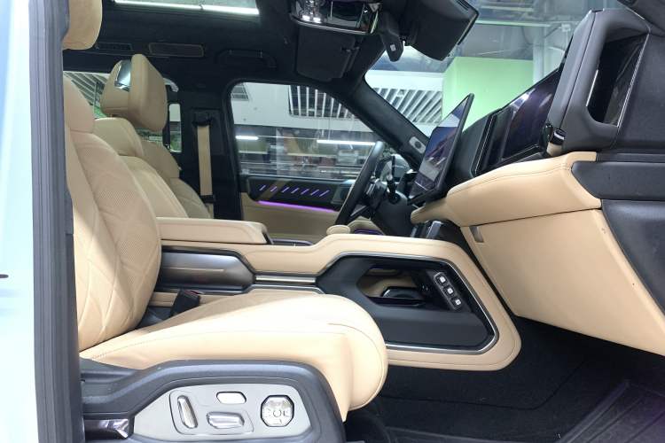 Used Formula Leopard 8 2025 Smart & Brave Flagship Edition 7 Seats Interior 4