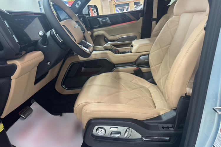 Used Formula Leopard 8 2025 Smart & Brave Flagship Edition 7 Seats Interior 4