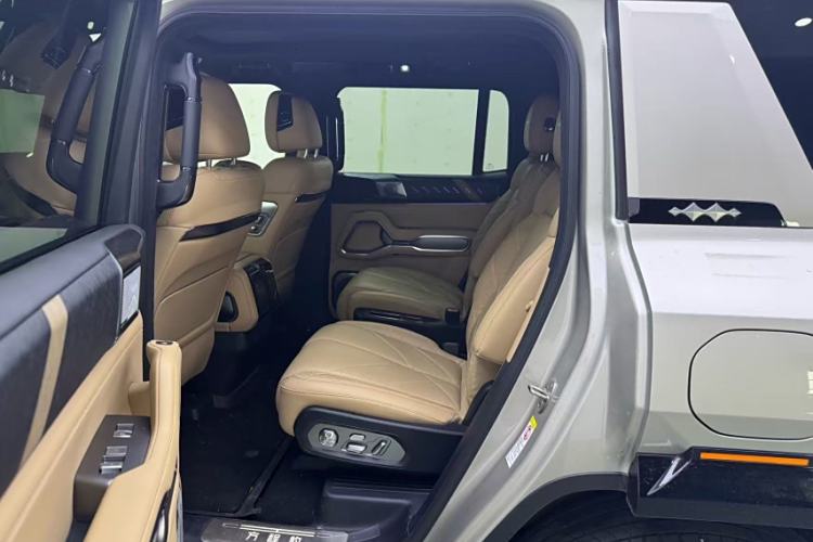 Used Formula Leopard 8 2025 Smart & Brave Flagship Edition 6 Seats Interior 5