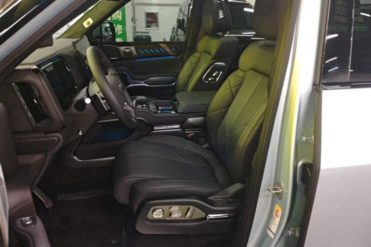 Used Formula Leopard 8 2025 Smart & Brave Flagship Edition 6 Seats Left Front Seat