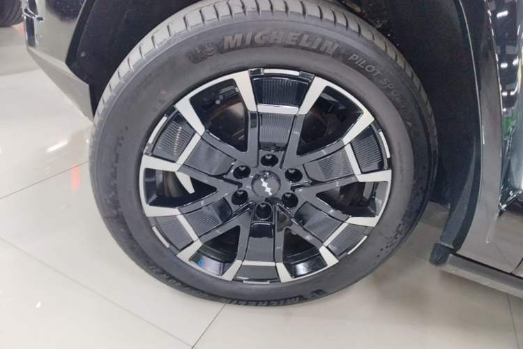 Used Formula Leopard 8 2025 Zhiyong Flagship Drone Edition 7 Seats Left Front Wheel Hub