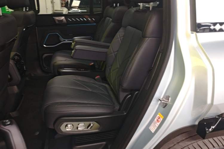 Used Formula Leopard 8 2025 Smart & Brave Flagship Edition 6 Seats Left Rear Seat