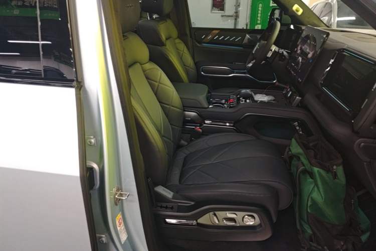 Used Formula Leopard 8 2025 Smart & Brave Flagship Edition 6 Seats Right Front Seat
