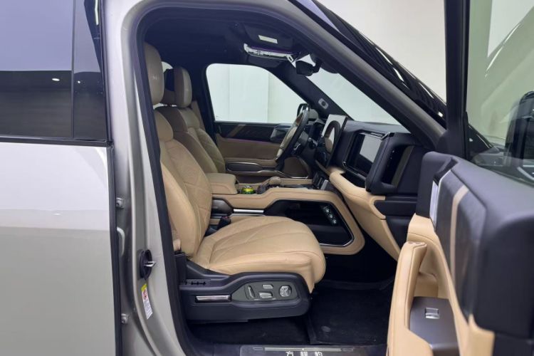 Used Formula Leopard 8 2025 Smart & Brave Flagship Edition 6 Seats Right Front Seat
