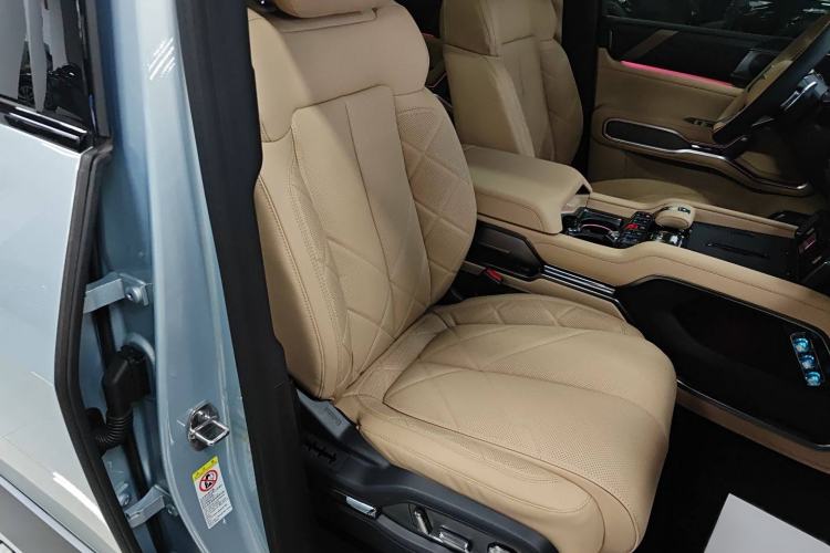 Used Formula Leopard 8 2025 Smart & Bold Luxury Version 7 Seats Right Front Seat