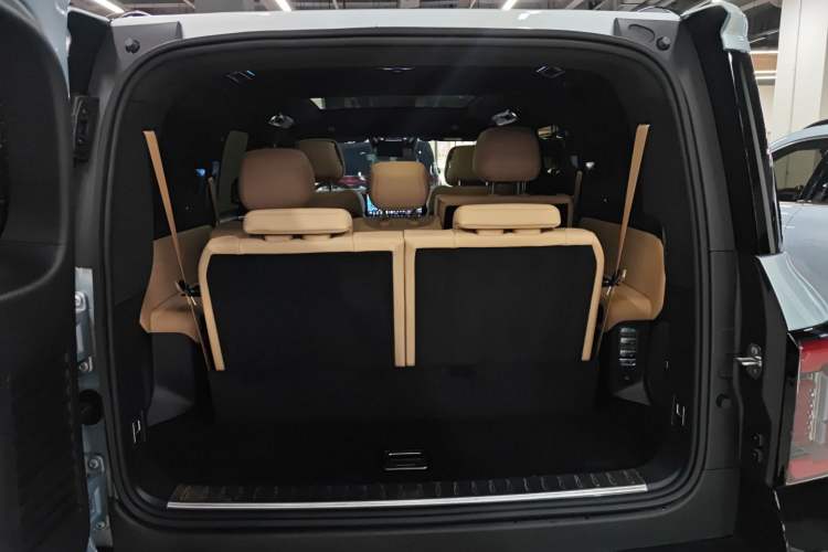 Used Formula Leopard 8 2025 Smart & Bold Luxury Version 7 Seats Trunk