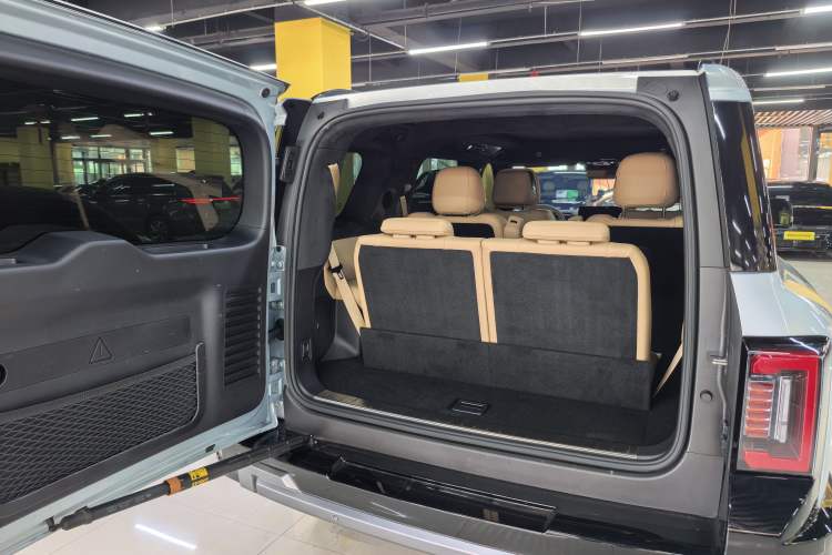 Used Formula Leopard 8 2025 Smart & Brave Flagship Edition 6 Seats Trunk