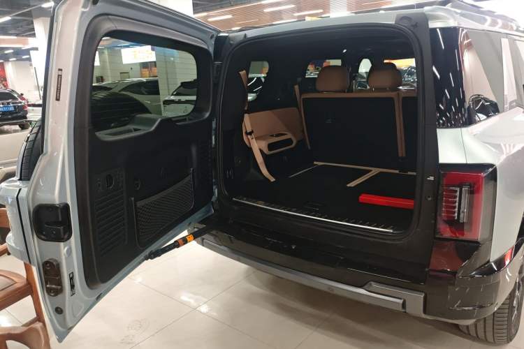 Used Formula Leopard 8 2025 Smart & Brave Flagship Edition 7 Seats Trunk