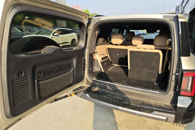 Used Formula Leopard 8 2025 Smart & Brave Flagship Edition 6 Seats Trunk