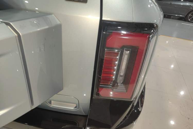 Used Formula Leopard 8 2025 Smart & Bold Luxury Version 7 Seats Exterior 3