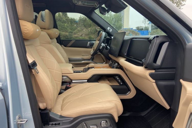Used Formula Leopard 8 2025 Smart & Brave Luxury Edition 6 Seats Interior 10