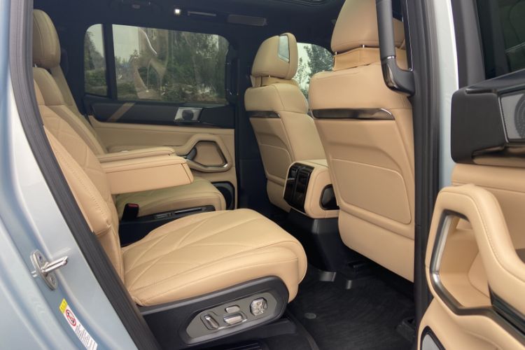 Used Formula Leopard 8 2025 Smart & Brave Luxury Edition 6 Seats Interior 11