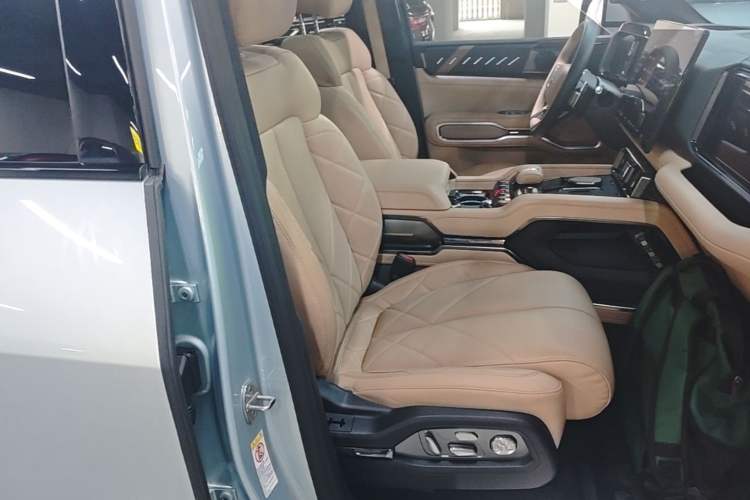 Used Formula Leopard 8 2025 Smart & Brave Flagship Edition 6 Seats Right Front Seat
