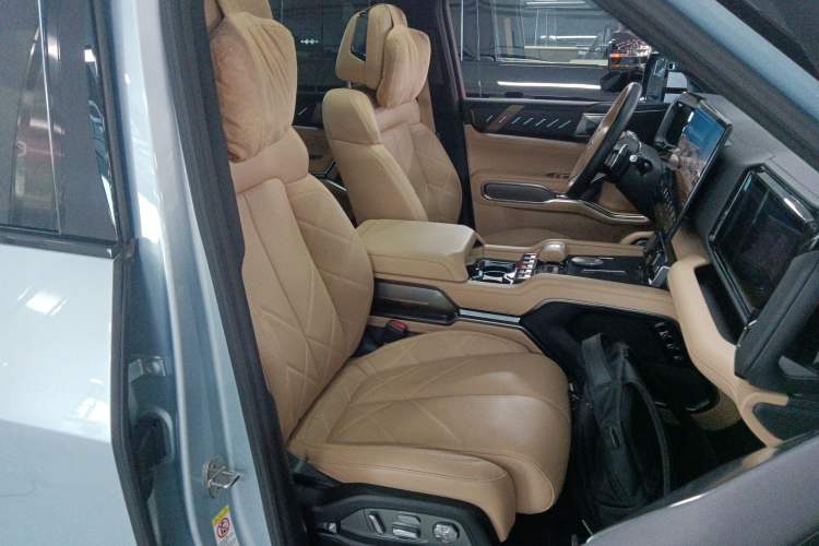 Used Formula Leopard 8 2025 Smart & Brave Flagship Edition 7 Seats Right Front Seat