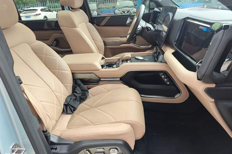 Used Formula Leopard 8 2025 Smart & Brave Flagship Edition 6 Seats Right Front Seat