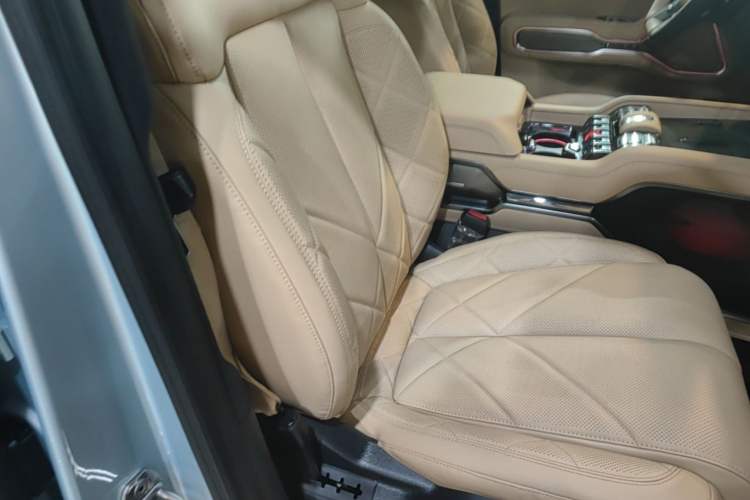 Used Formula Leopard 8 2025 Smart & Bold Luxury Version 7 Seats Right Front Seat