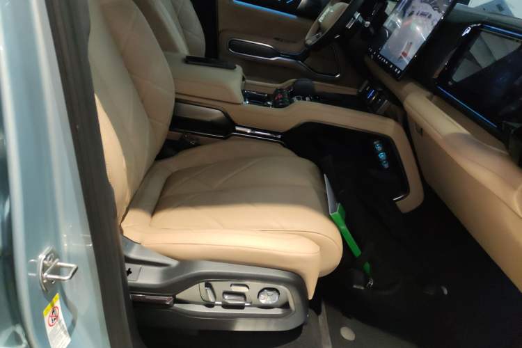Used Formula Leopard 8 2025 Smart & Brave Flagship Edition 6 Seats Right Front Seat