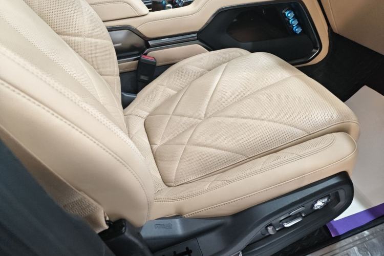 Used Formula Leopard 8 2025 Smart & Brave Flagship Edition 7 Seats Right Front Seat
