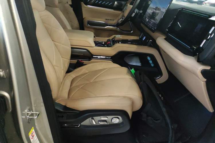 Used Formula Leopard 8 2025 Smart & Brave Flagship Edition 7 Seats Right Front Seat