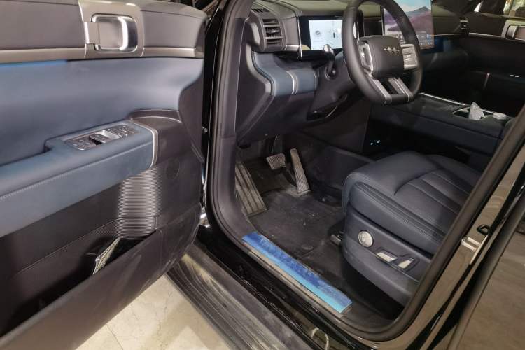 Used Formula Leopard Tai 7 2025 Model 200 km Two-Wheel Drive Max Edition Interior 3