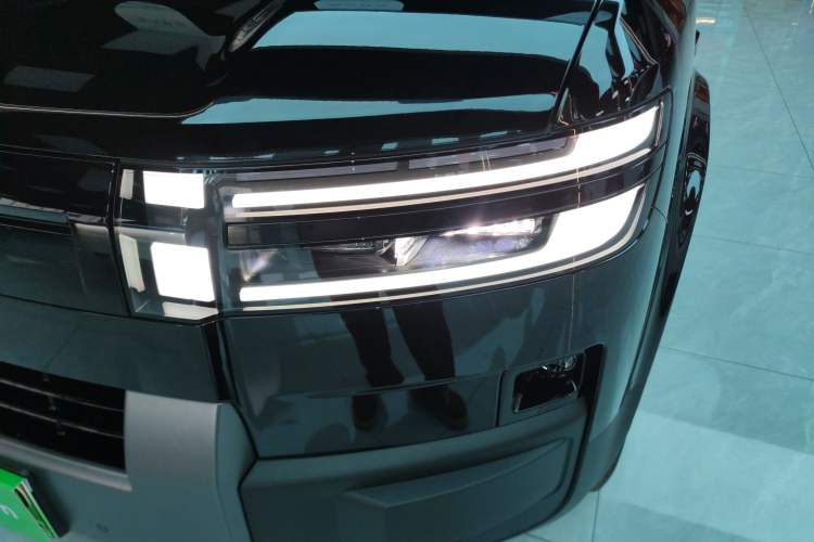 Used Formula Leopard Tai 7 2025 Model 200 km Two-Wheel Drive Max Edition Left Front Headlight