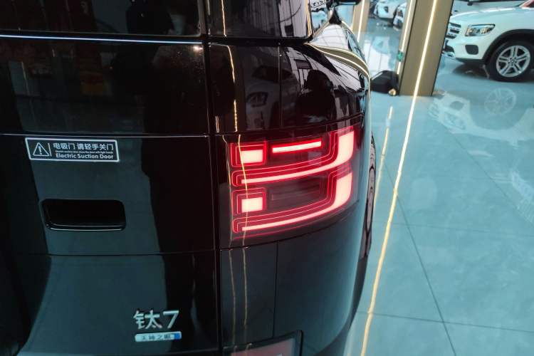 Used Formula Leopard Tai 7 2025 Model 200 km Two-Wheel Drive Max Edition Right Rear Taillight
