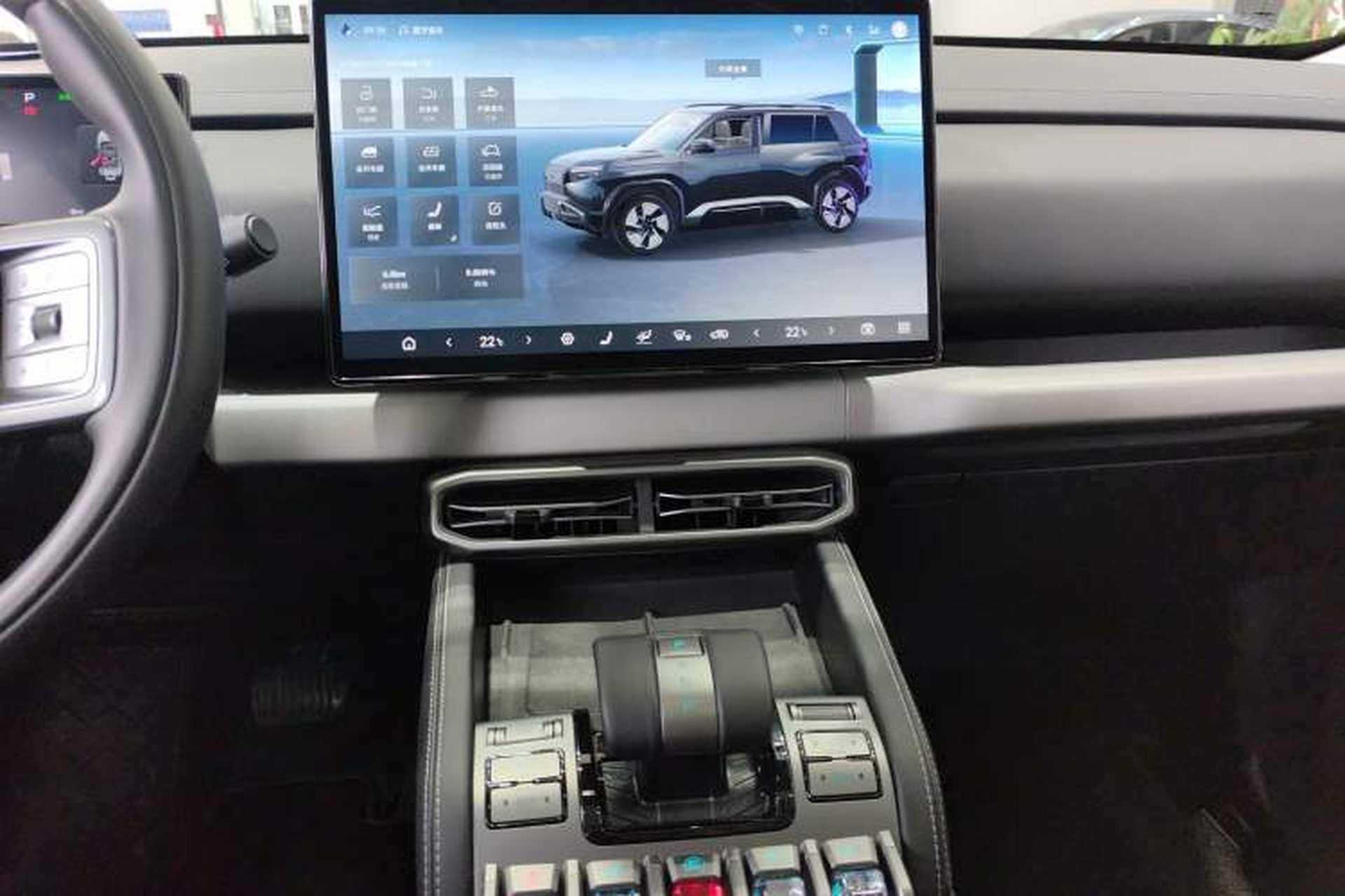 Used Formula Leopard Titanium 3 2025 501KM All-Wheel Drive Intelligent Driving Ultra Version Audio And AC Panel
