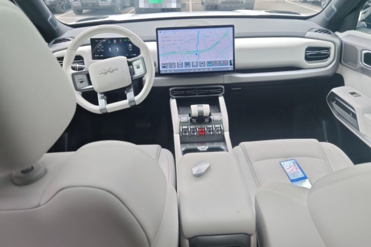 Used Formula Leopard Titanium 3 2025 501KM All-Wheel Drive Intelligent Driving Ultra Version Center Console