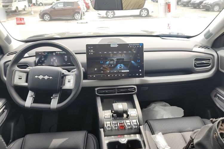 Used Formula Leopard Titanium 3 2025 501KM All-Wheel Drive Intelligent Driving Ultra Version Center Console