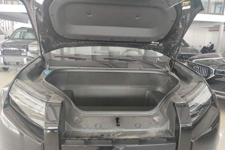 Used Formula Leopard Titanium 3 2025 501 km All-Wheel Drive Intelligent Driving Max Edition Engine Bay